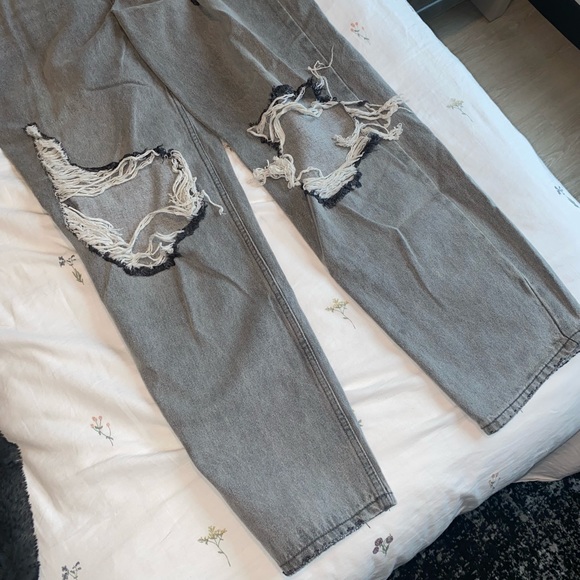 PRETTYLITTLETHING Grey Open Knee Ripped Turn Up Boyfriend Jeans - New - Size 4 - Picture 6 of 7
